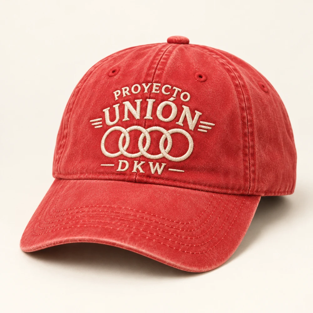 Gorra roja Proyecto Unión DKW con logo bordado